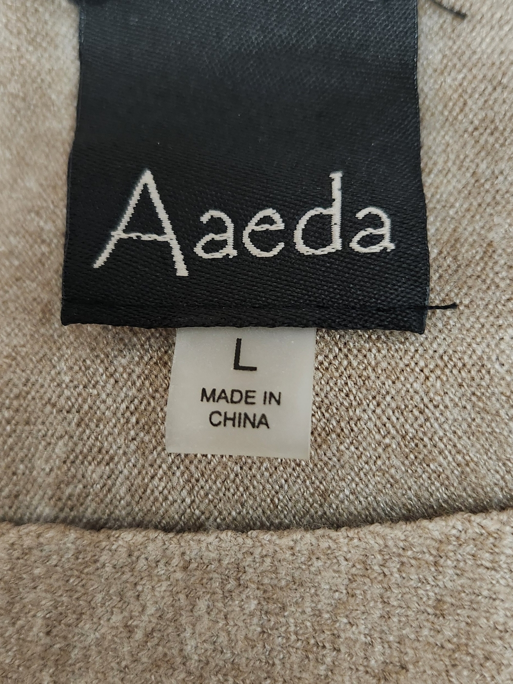 Aaeda Brand, Beige Floral Appliqué Women's Sweater. L - Picture 9 of 10
